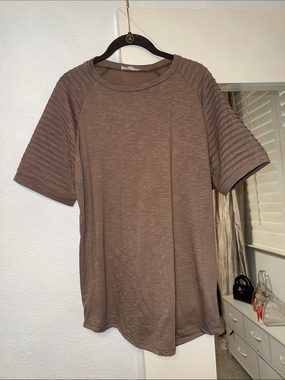 Men's Short Sleeve Ribbed-Sleeve Tee in Taupe